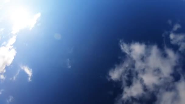 Ηλιόλουστη Μέρα Μπλε Ουρανό Και Λευκά Σύννεφα — Αρχείο Βίντεο