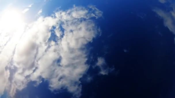 Slunečný Den Modrou Oblohou Bílými Mraky — Stock video