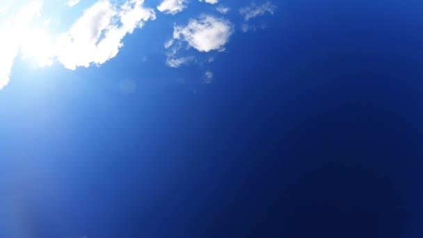 Día Soleado Con Cielo Azul Nubes Blancas — Vídeos de Stock
