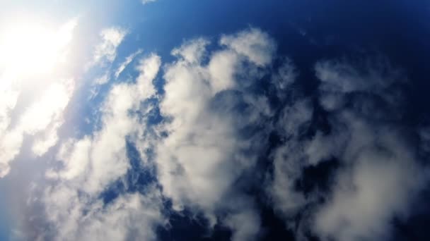 Sonnigen Tag Mit Blauem Himmel Und Weißen Wolken — Stockvideo
