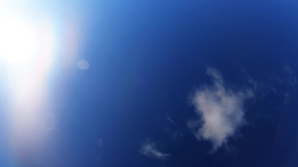 Slunečný Den Modrou Oblohou Bílými Mraky — Stock video