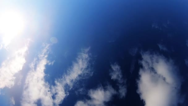 Ηλιόλουστη Μέρα Μπλε Ουρανό Και Λευκά Σύννεφα — Αρχείο Βίντεο