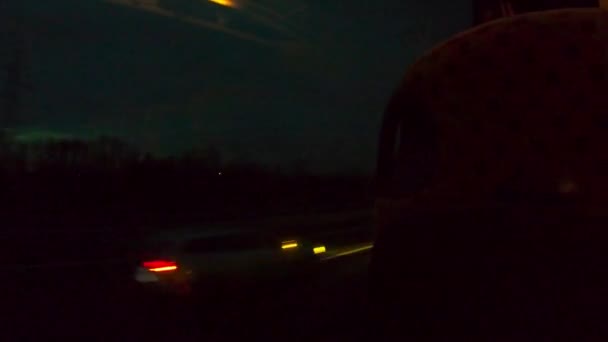 夜にハイウェイトラフクロアチアの田舎でバスに乗る — ストック動画