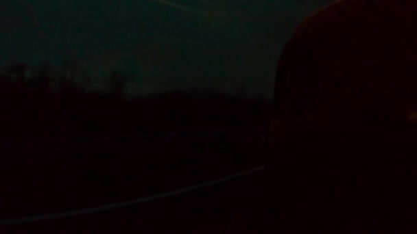 夜にハイウェイトラフクロアチアの田舎でバスに乗る — ストック動画