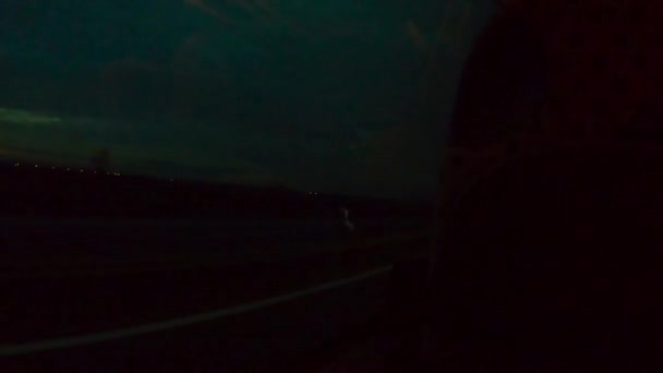 在克罗地亚乡间的高速公路上 公共汽车在夜间行驶 — 图库视频影像