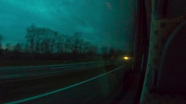 サンセットでハイウェイトラフクロアチアの田舎でバスに乗る — ストック動画