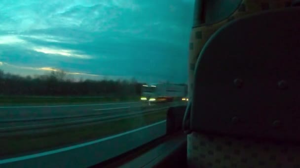 Bus Rijden Een Snelweg Door Kroatië Platteland Bij Zonsondergang — Stockvideo