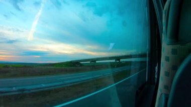 Hırvatistan 'ın Güzel Mavi Gökyüzü Taşrasında Otobanda Otobüs Sürüşü