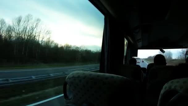 美しいブルースカイのハイウェイトラフクロアチアの田舎のバスに乗る — ストック動画