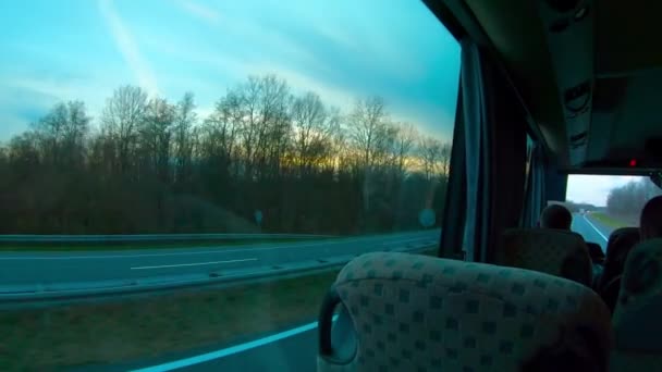 งรถบ สบนทางหลวงรางโครเอเช ยชนบทก องฟ สวยงาม — วีดีโอสต็อก