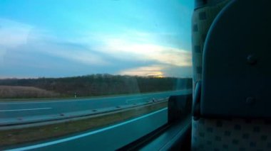 Hırvatistan 'ın Güzel Mavi Gökyüzü Taşrasında Otobanda Otobüs Sürüşü