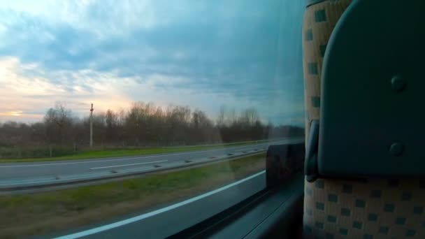Поездка Автобусе Шоссе Через Хорватию Сельской Местности Красивым Голубым Небом — стоковое видео