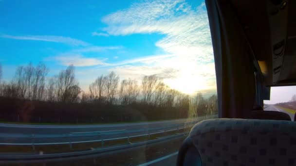 在美丽的蓝天的克罗地亚乡间大路上乘坐公共汽车 — 图库视频影像