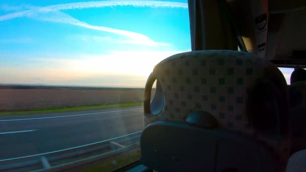 Hırvatistan Güzel Mavi Gökyüzü Taşrasında Otobanda Otobüs Sürüşü — Stok video