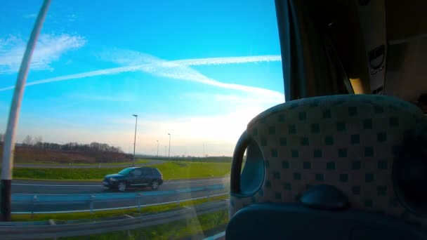 美しいブルースカイのハイウェイトラフクロアチアの田舎のバスに乗る — ストック動画