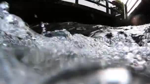 Unter Wasser Unter Kleiner Schneller Wasserfall — Stockvideo