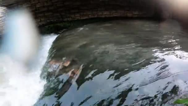 沉入小瀑布及快速落水 — 图库视频影像