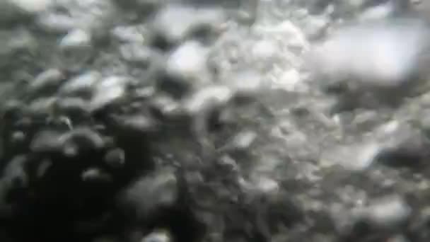 Zanurzenie Pod Wodą Pod Małym Szybkim Wodospadem — Wideo stockowe