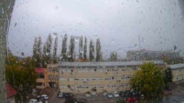 Pencereye yağmur damlaları düşer