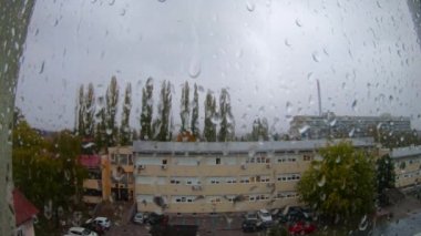 Pencereye yağmur damlaları düşer