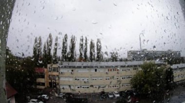 Pencereye yağmur damlaları düşer