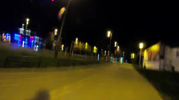 ザグレブクロアチアの夜に自転車に乗るトラフストリート — ストック動画