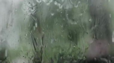 Camdaki yağmur damlaları. Yağmurlu bir gün. Camdaki Sanat.