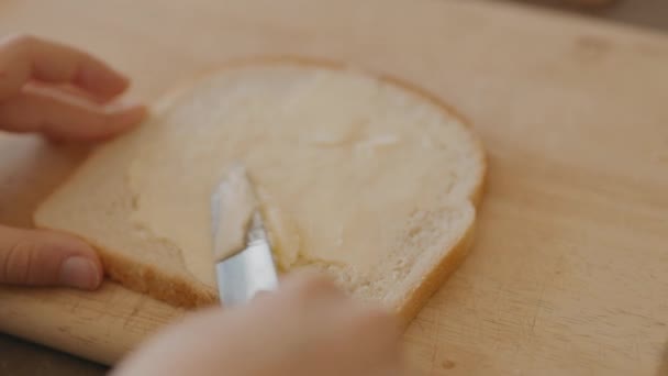 Mãos Adolescente Fazendo Sanduíche Espalhando Manteiga Fatia Pão — Vídeo de Stock