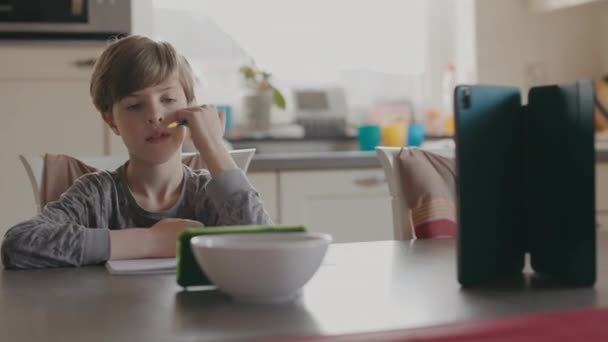 Ragazzo Adolescente Tavola Cucina Guarda Telefono Scrive Nel Quaderno Formazione — Video Stock