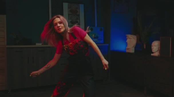 Інфлюенсер Соціальних Мережах Стильна Дівчина Комбінезоні Довгим Волоссям Танцює Ритмічно — стокове відео