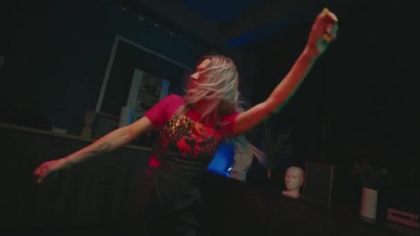 Wpływ Media Społecznościowe Stylowa Dziewczyna Kombinezonie Długimi Włosami Tańczy Rytmicznie — Wideo stockowe