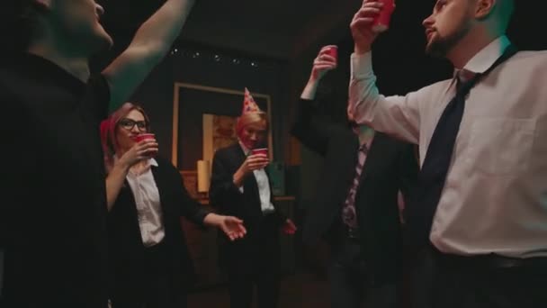 Şirket Partisi Dünyasındaki Erkek Kadınlar Kutlama Yapıyor Kadehleri Tokuşturup Dans — Stok video