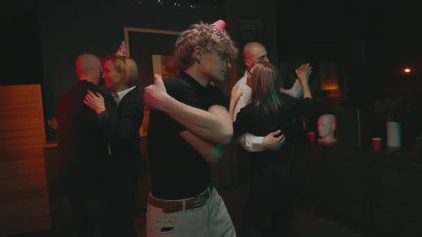 Şirket Partisi Çiftler Halinde Dans Eden Iki Erkek Kadın Komik — Stok video