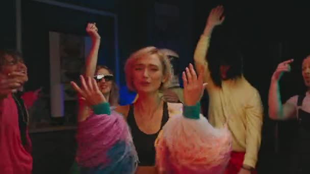 Party Mladých Lidí Dívky Gayové Barevných Šatech Skákají Tancují Stylová — Stock video