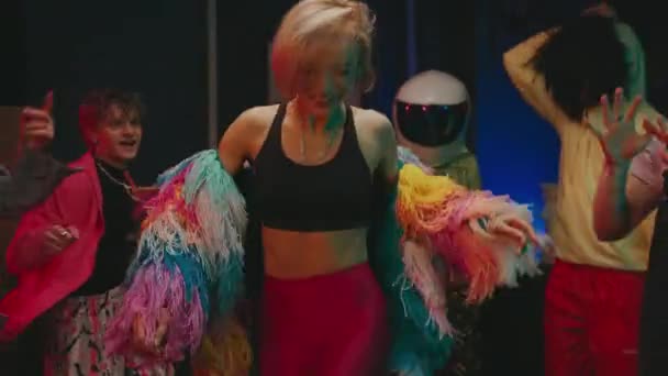 Gençler Partisi Renkli Elbiseli Kızlar Geyler Zıplar Dans Eder Önplanda — Stok video