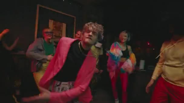 Gençler Partisi Renkli Elbiseli Kızlar Geyler Zıplar Dans Eder Pembe — Stok video