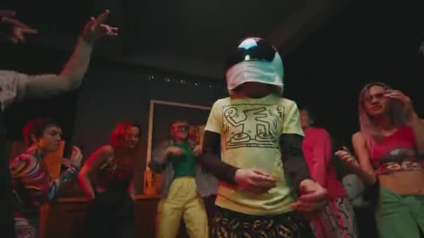 Gençler Partisi Renkli Elbiseli Kızlar Geyler Zıplar Dans Eder Miğferli — Stok video
