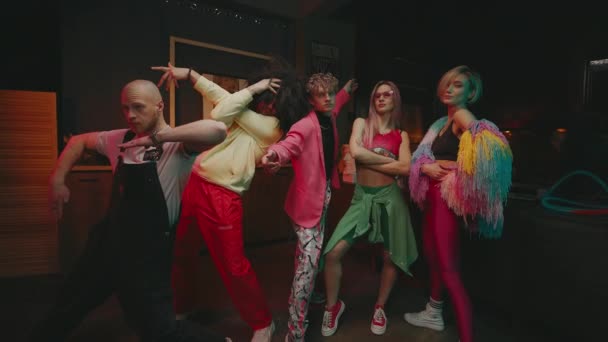 Gençler Partisi Renkli Elbiseli Kızlar Geyler Donmuş Gibi Çeşitli Pozlarda — Stok video