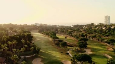 Meksika mı? Park ve evlerin manzarası. Palm Trees Surround Gölü. Harika Görünüm.