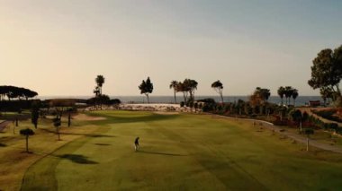 Meksika 'da golf sahasında bir adam. Meksika 'nın harika okyanus ve doğa manzarası. Adam Golf Oynuyor.