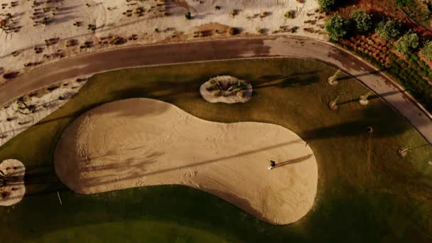 Vista Aerea Del Campo Golf Man Hits Ball Campo Sabbia — Video Stock