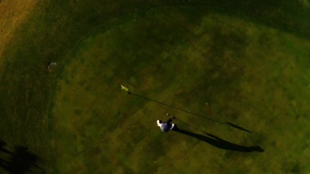 Вид Повітря Поле Гольфу Людина Робить Постріл Пропускає Дірку Зелений — стокове відео