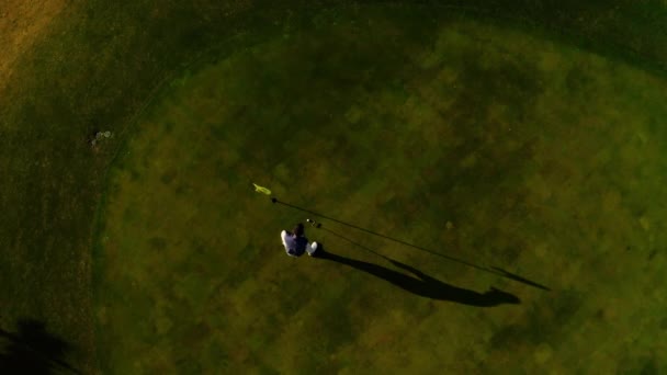 Luchtfoto Van Golfbaan Groene Golfbaan Mens Schiet Raakt Het Gat — Stockvideo