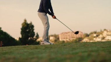 Adam topa sopayla vuruyor. Golf Yeşil Golf sahasında. Yüz Görünmez.