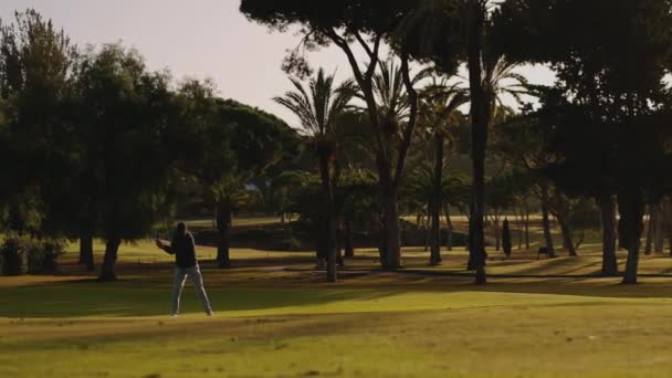 Man Hits Ball Stick Golf Sul Campo Golf Verde Campo — Video Stock
