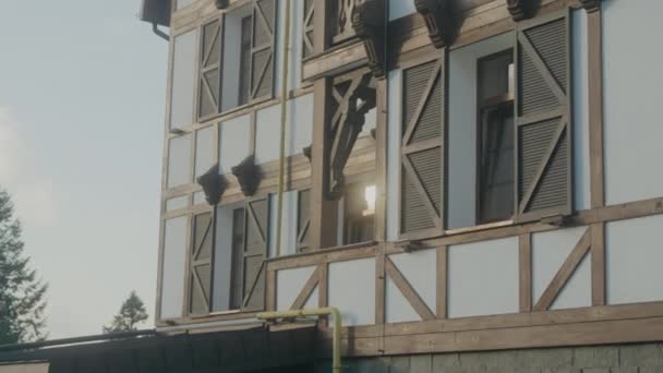 Fasada Hotelu Drewnianymi Migawkami Światło Odbija Się Szybie Okien Stylowy — Wideo stockowe