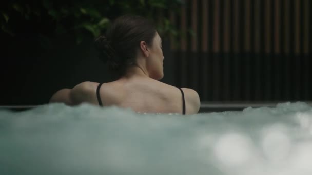 Brunetka Czarnym Stroju Kąpielowym Jacuzzi Bubbles Pieści Ciało Dziewczyny Jacuzzi — Wideo stockowe
