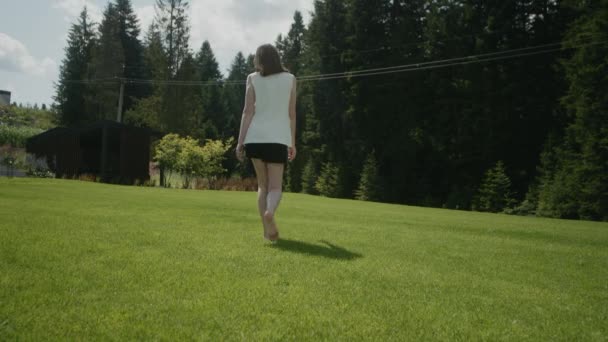 Κορίτσι Περπατάει Ξυπόλητη Στο Γρασίδι Μπρουνέτ Σορτς Και Μπουφάν Δάσος — Αρχείο Βίντεο