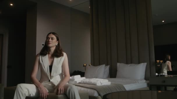 Elegantní Žena Elegantním Interiéru Luxusní Hotel Stylová Bruneta Bílém Kalhotovém — Stock video