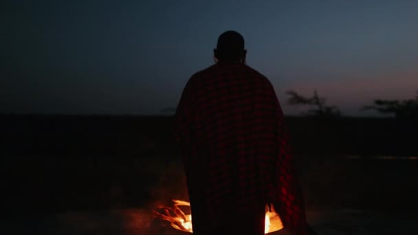 一个来自非洲部落的男人穿着传统服装 靠近火堆 后视镜非洲的夜晚 肯尼亚 — 图库视频影像
